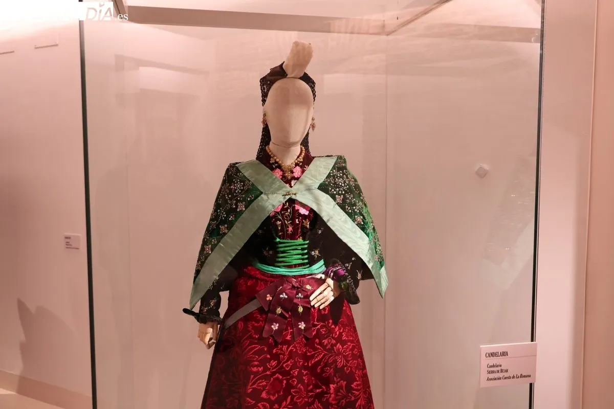 La Diputación de Salamanca inaugura 'Oro en paño', una exposición que reúne 30 trajes tradicionales de diversas comarcas charras. Foto de David Sañudo