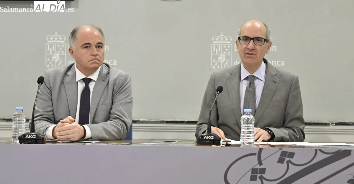 El presidente de la Diputación de Salamanca, Javier Iglesias, acompañado por el diputado de Turismo, Juan Carlos Zaballos, en la presentación de la VIII Edición de Naturaleza Escondida. Foto SALAMANCA AL DÍA