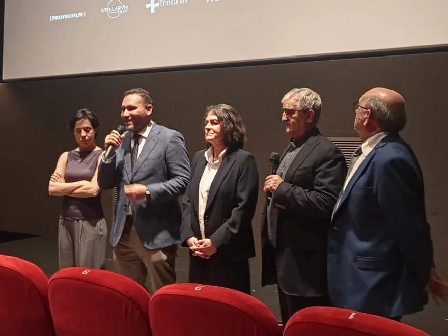 Entrega de la copia de la película al Papa León XIV