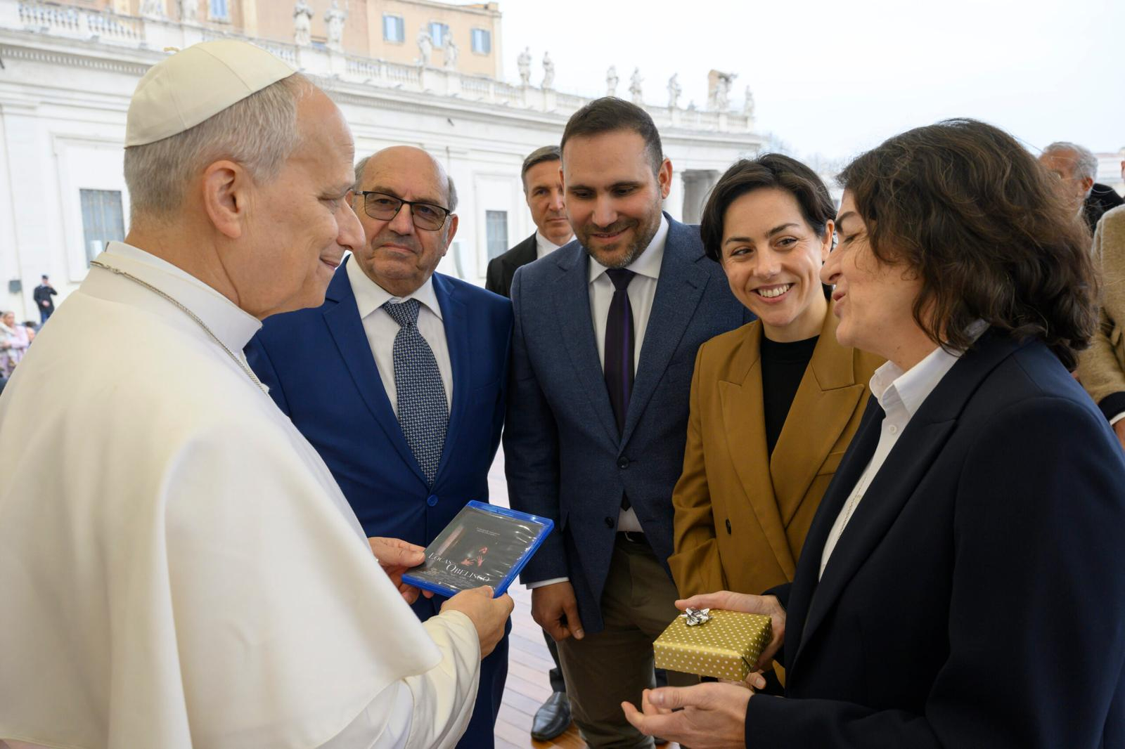 Delegación del director mirobrigense Pablo Moreno entrega ‘Las locas del obelisco’ al Papa León XIV