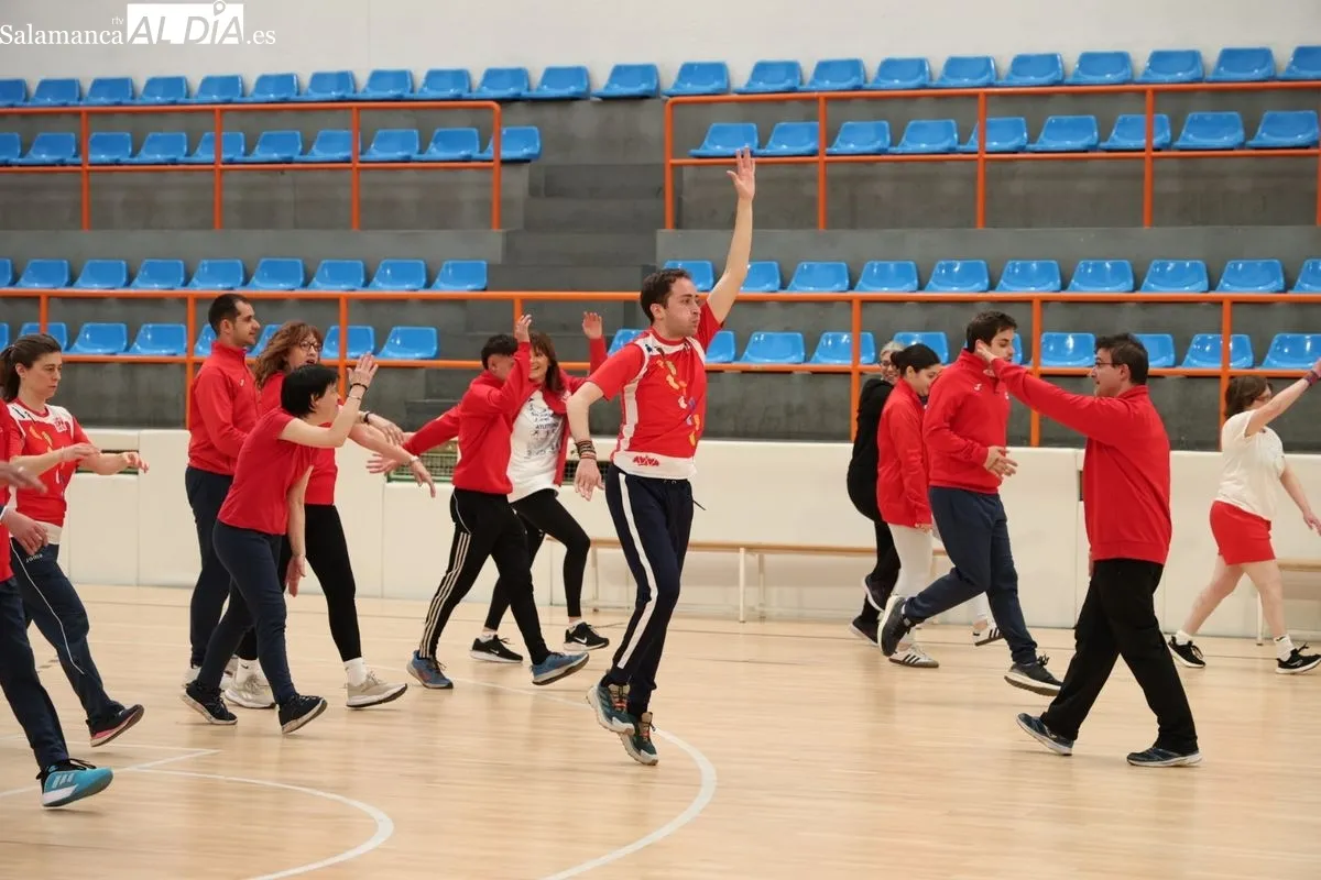 Entrenamiento de baloncesto de la Fundación AVIVA. Fotos: David Sañudo