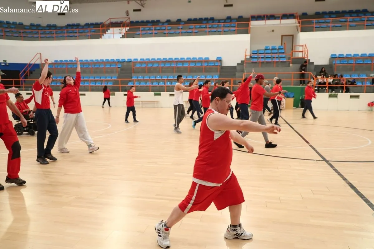 Entrenamiento de baloncesto de la Fundación AVIVA. Fotos: David Sañudo