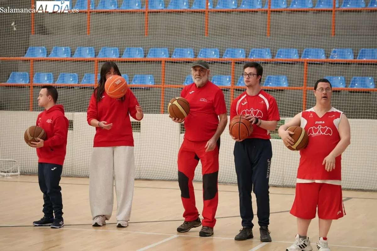 Entrenamiento de baloncesto de la Fundación AVIVA. Fotos: David Sañudo