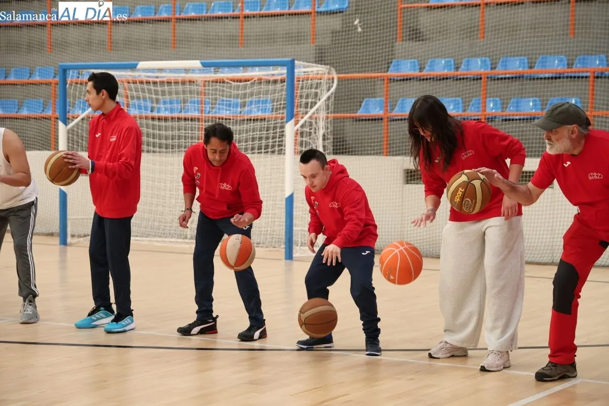 Entrenamiento de baloncesto de la Fundación AVIVA. Fotos: David Sañudo