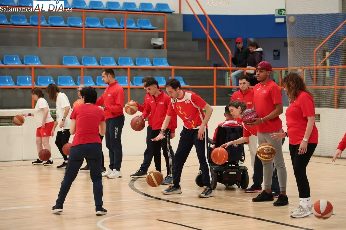 Entrenamiento de baloncesto de la Fundación AVIVA. Fotos: David Sañudo