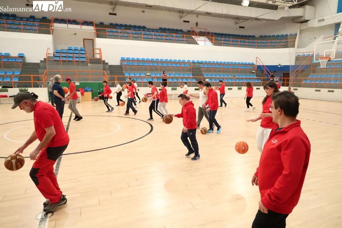Entrenamiento de baloncesto de la Fundación AVIVA. Fotos: David Sañudo
