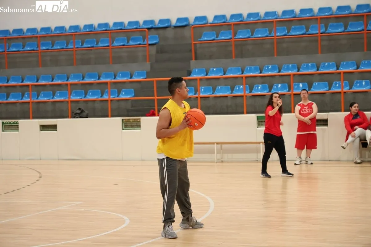 Entrenamiento de baloncesto de la Fundación AVIVA. Fotos: David Sañudo