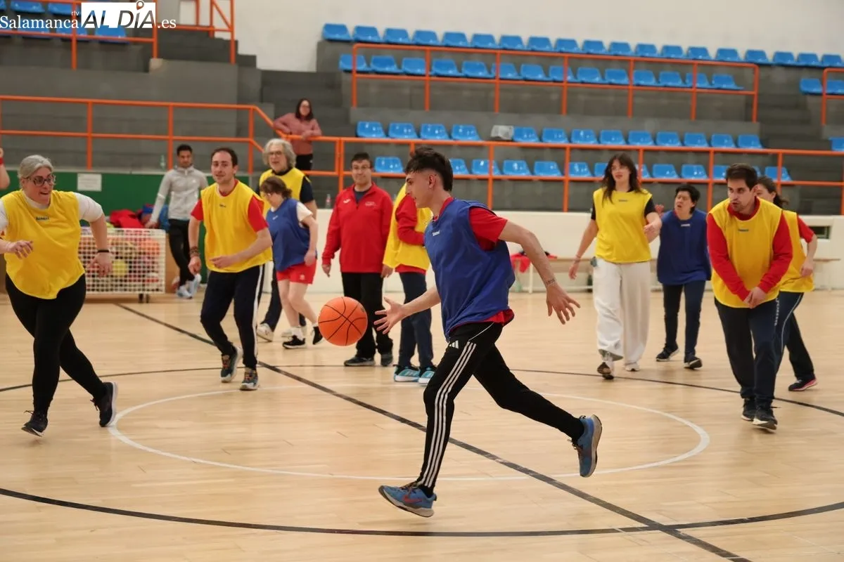 Entrenamiento de baloncesto de la Fundación AVIVA. Fotos: David Sañudo