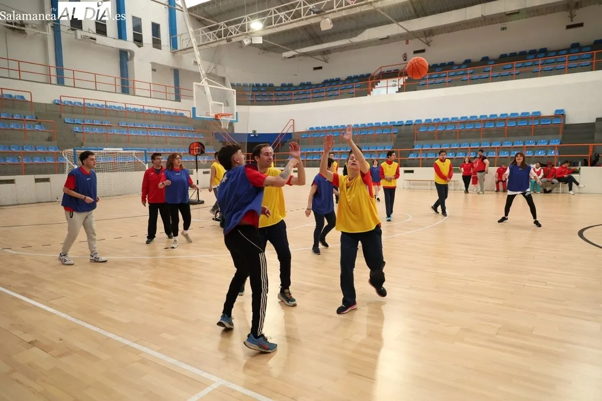 Entrenamiento de baloncesto de la Fundación AVIVA. Fotos: David Sañudo