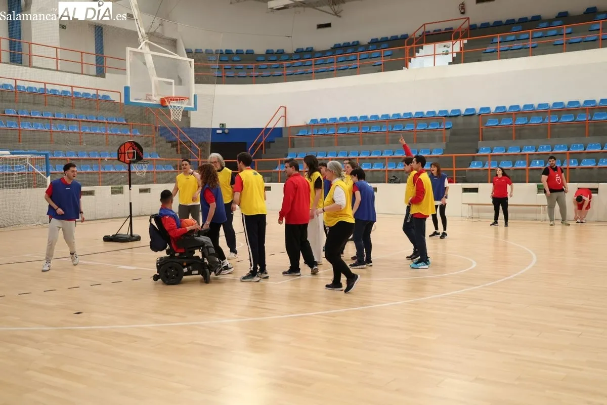 Entrenamiento de baloncesto de la Fundación AVIVA. Fotos: David Sañudo