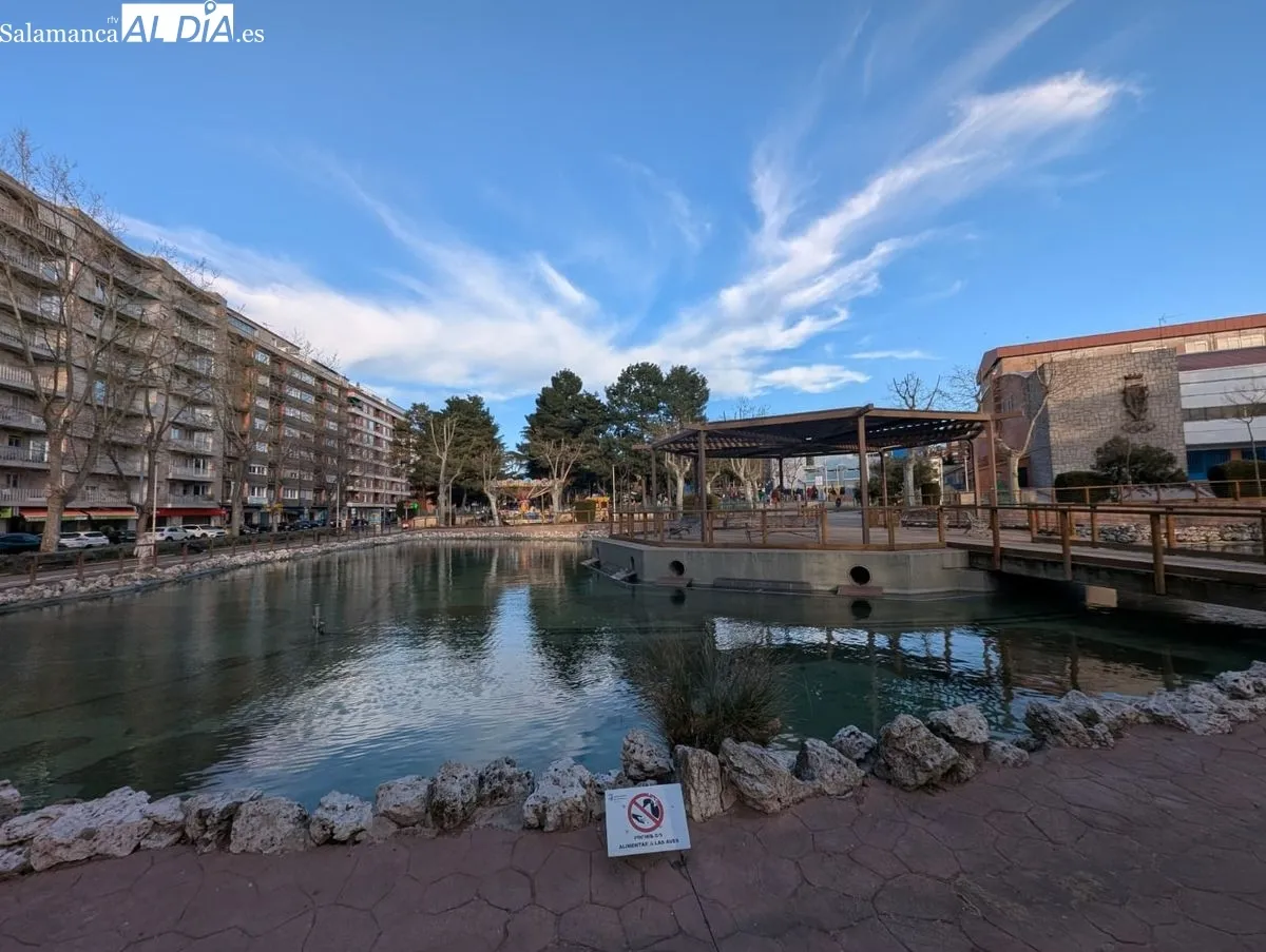 Así luce este jueves el estanque de La Alamedilla, lleno de agua tras meses vacío. Fotos: David Sañudo
