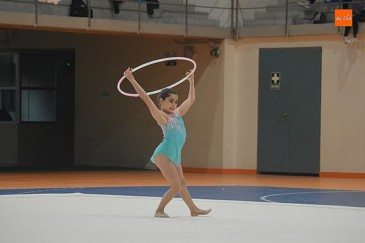 Exhibición de gimnasia rítmica en el pabellón Eladio Jiménez 