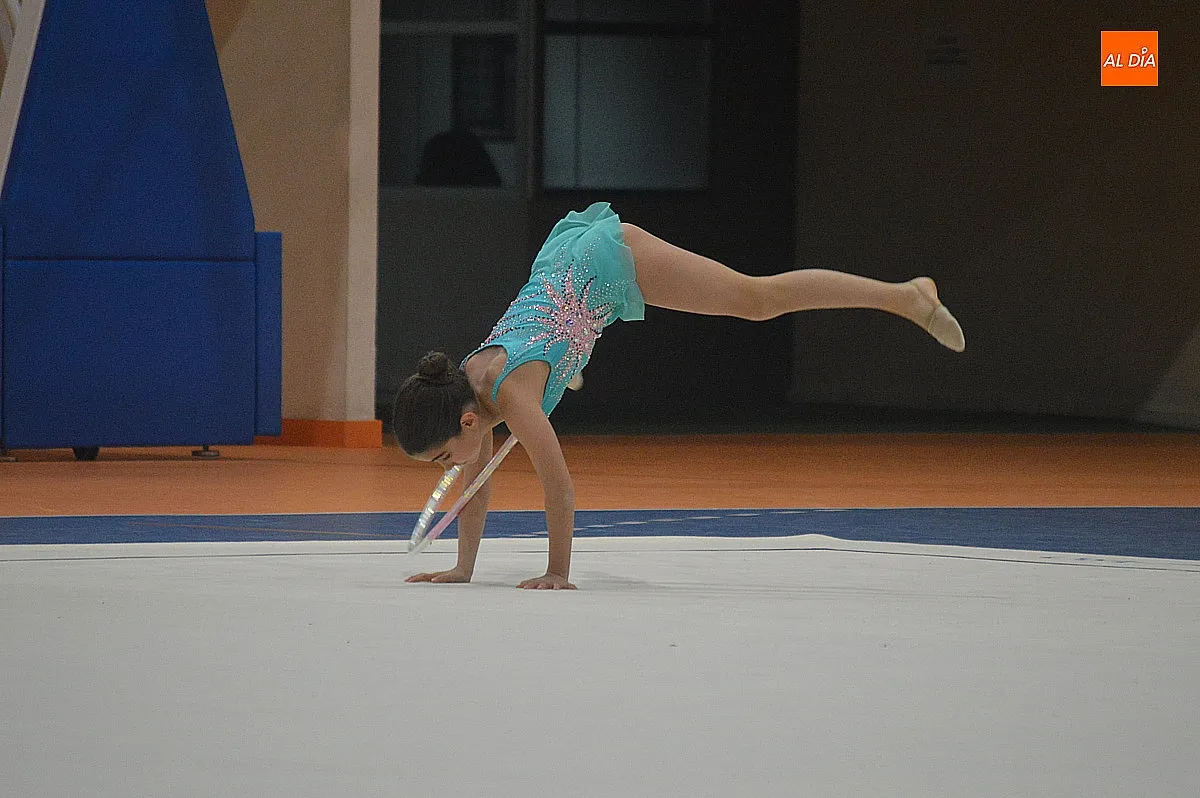 Exhibición de gimnasia rítmica en el pabellón Eladio Jiménez 