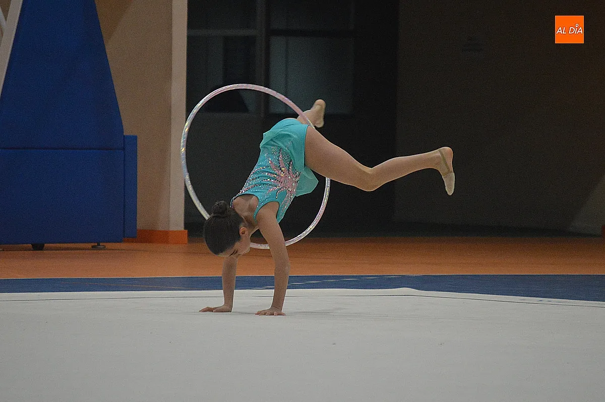 Exhibición de gimnasia rítmica en el pabellón Eladio Jiménez 