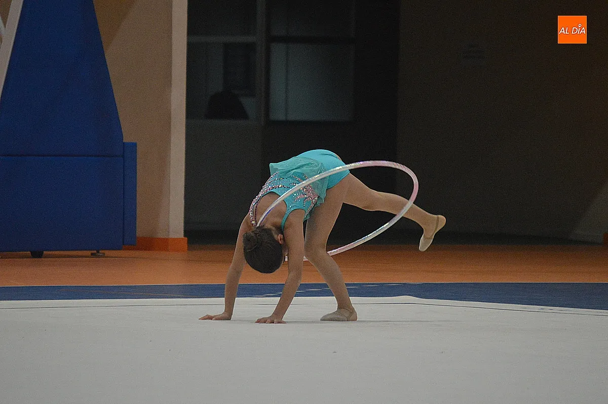 Exhibición de gimnasia rítmica en el pabellón Eladio Jiménez 