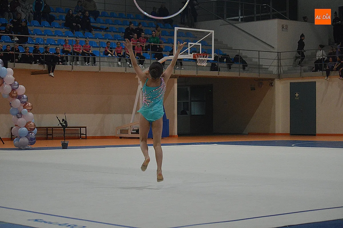 Exhibición de gimnasia rítmica en el pabellón Eladio Jiménez 
