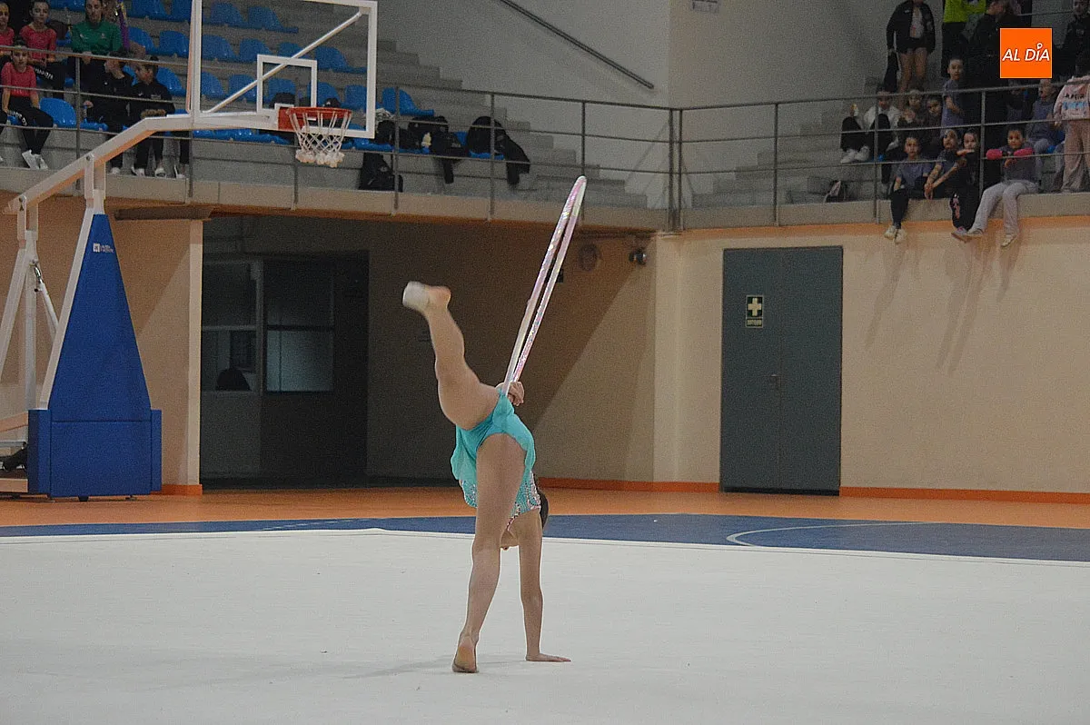 Exhibición de gimnasia rítmica en el pabellón Eladio Jiménez 