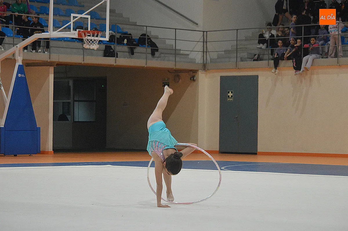 Exhibición de gimnasia rítmica en el pabellón Eladio Jiménez 