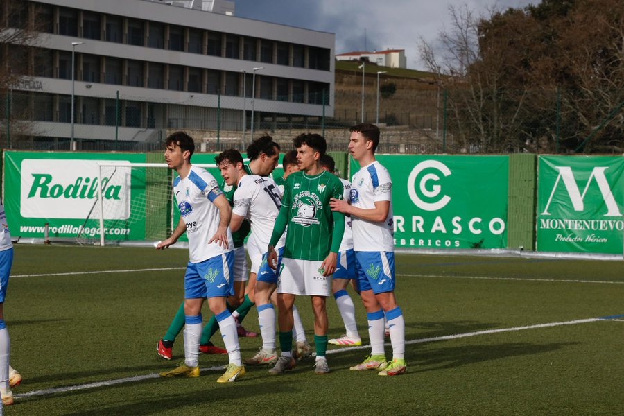 El CD Guijuelo sufre un serio revés en la pelea por el ascenso directo tras perder con el Almazán en el Municipal (0-2)