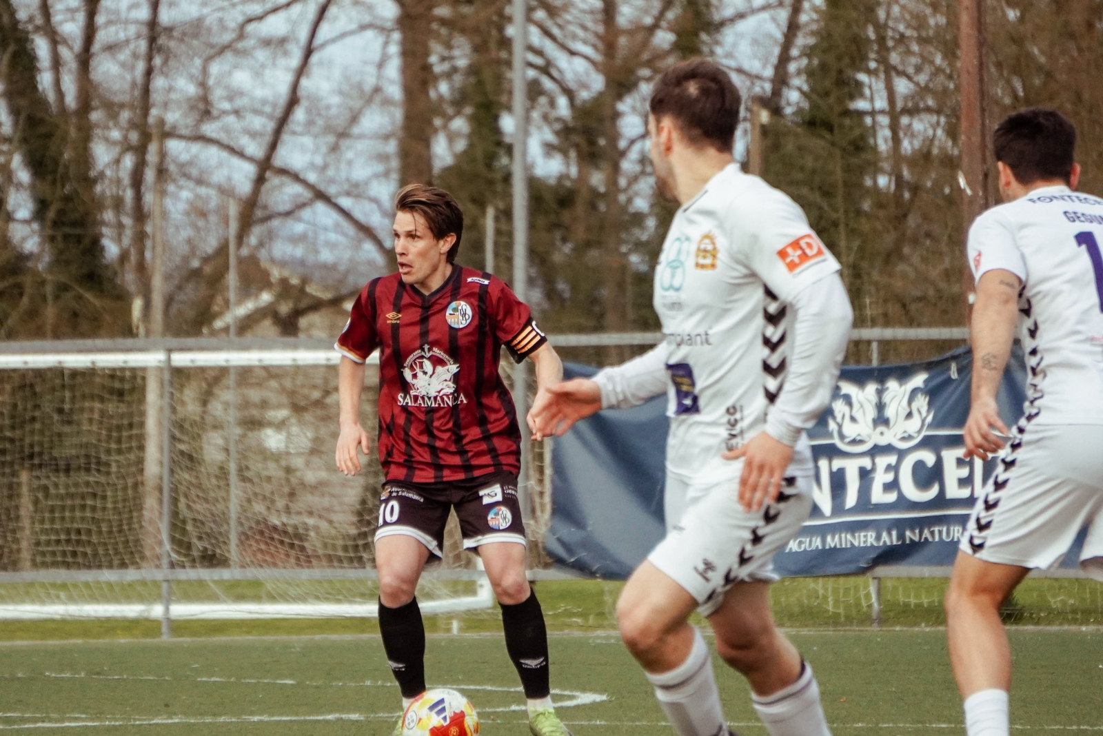 El Salamanca UDS acaba desquiciado ante la Sarriana: sale con bajas claves y en playoff gracias únicamente a los fallos de sus rivales (1-0)