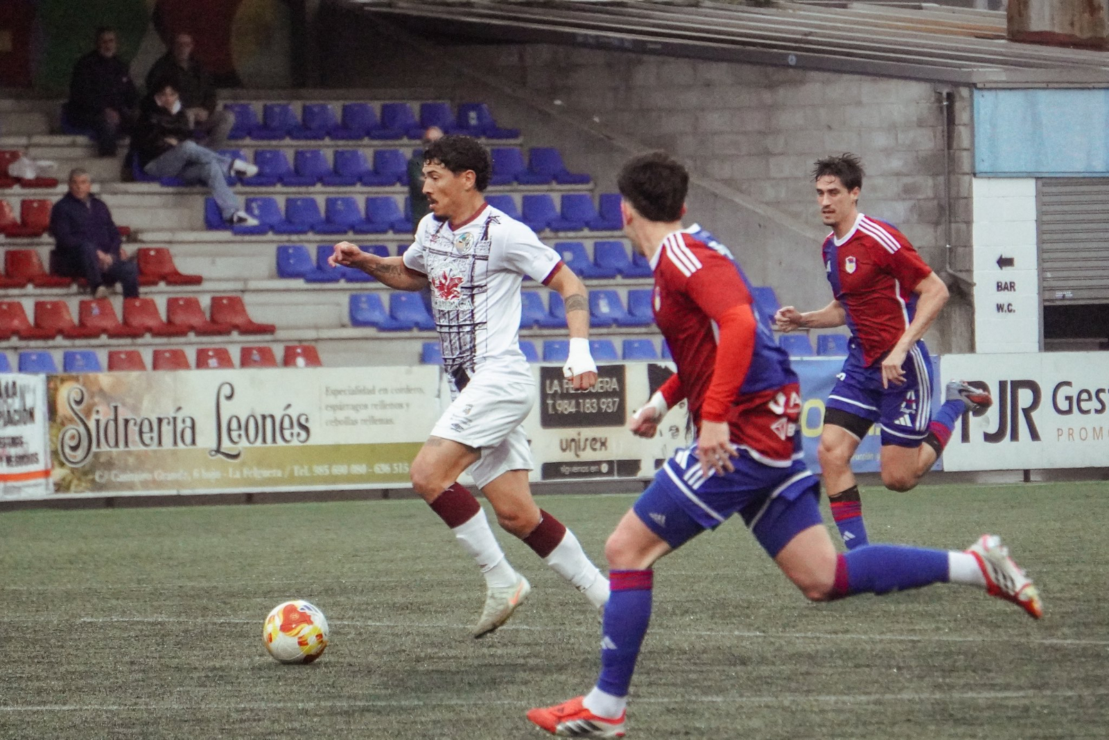 El Salamanca UDS de Jorge García hace saltar todas las alarmas en Langreo y puede acabar la jornada fuera de playoff (1-0)