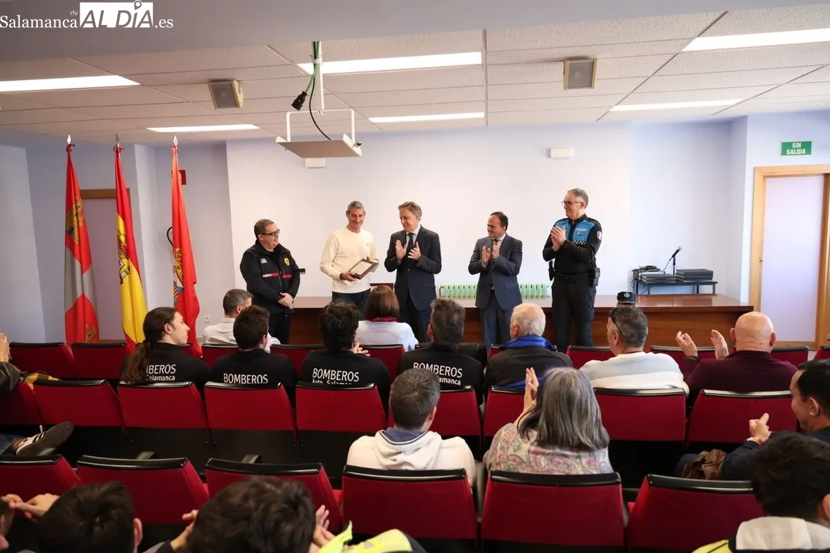 Homenaje a cinco profesionales del Servicio Municipal de Bomberos jubilados en el parque de Salamanca. Foto de David Sañudo