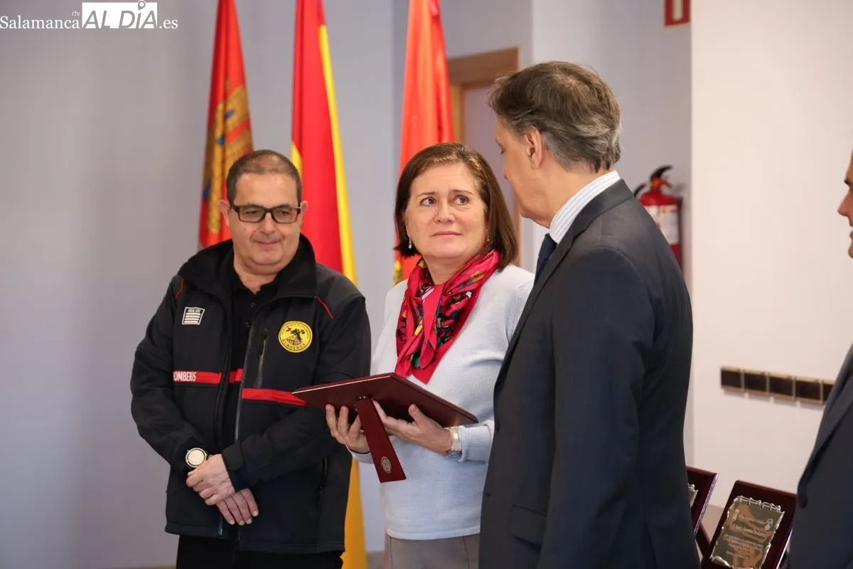 Homenaje a cinco profesionales del Servicio Municipal de Bomberos jubilados en el parque de Salamanca. Foto de David Sañudo