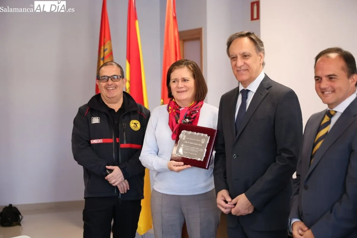 Homenaje a cinco profesionales del Servicio Municipal de Bomberos jubilados en el parque de Salamanca. Foto de David Sañudo