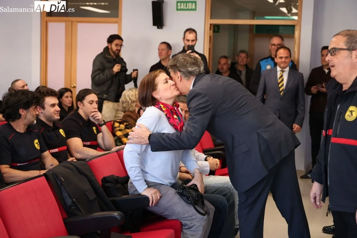 Homenaje a cinco profesionales del Servicio Municipal de Bomberos jubilados en el parque de Salamanca. Foto de David Sañudo