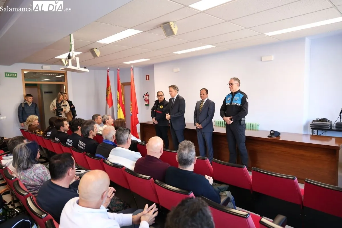 Homenaje a cinco profesionales del Servicio Municipal de Bomberos jubilados en el parque de Salamanca. Foto de David Sañudo
