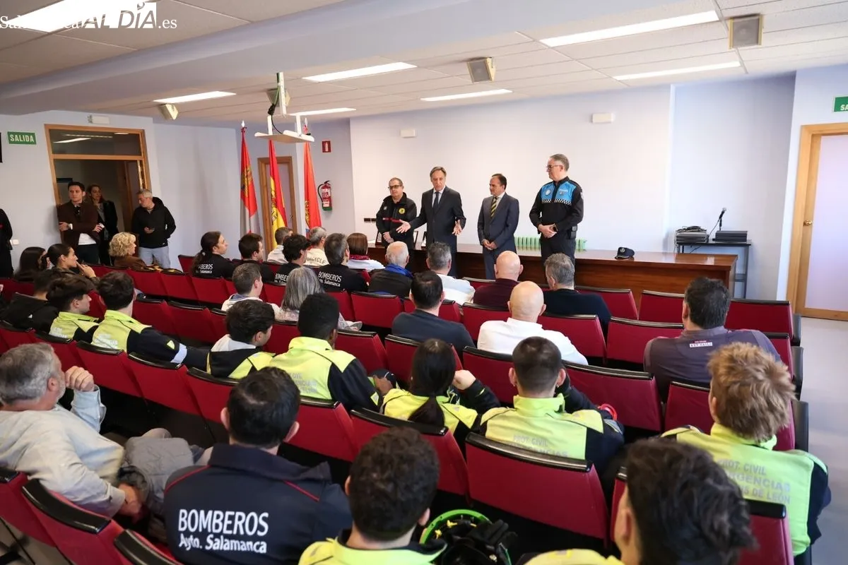 Homenaje a cinco profesionales del Servicio Municipal de Bomberos jubilados en el parque de Salamanca. Foto de David Sañudo
