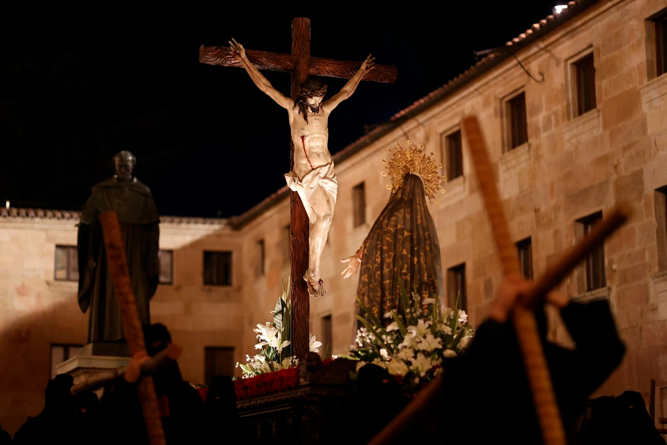 Devoción y silencio para la Hermandad Universitaria que volverá a salir de la Clerecía 