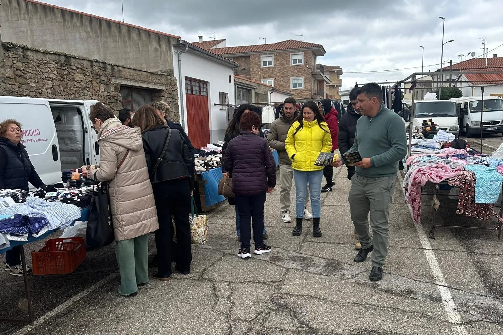 Chabela de la Torre estuvo este martes en el mercadillo de Vitigudino junto a otros miembros del equipo de Nueve Catilla y León 