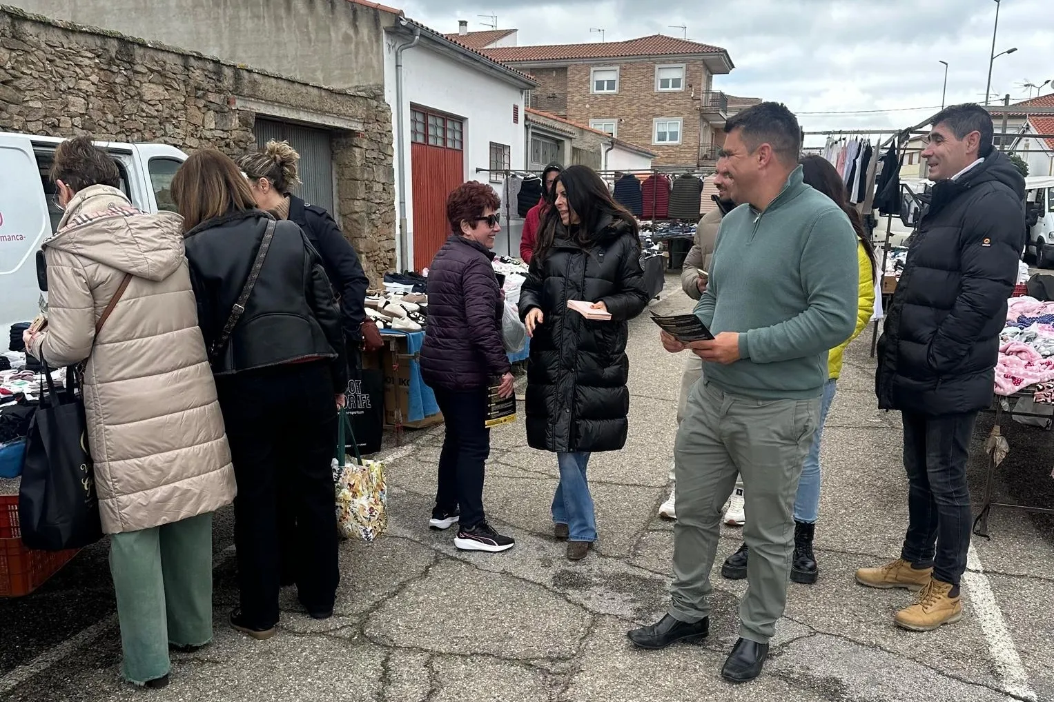 Chabela de la Torre estuvo este martes en el mercadillo de Vitigudino junto a otros miembros del equipo de Nueve Catilla y León 
