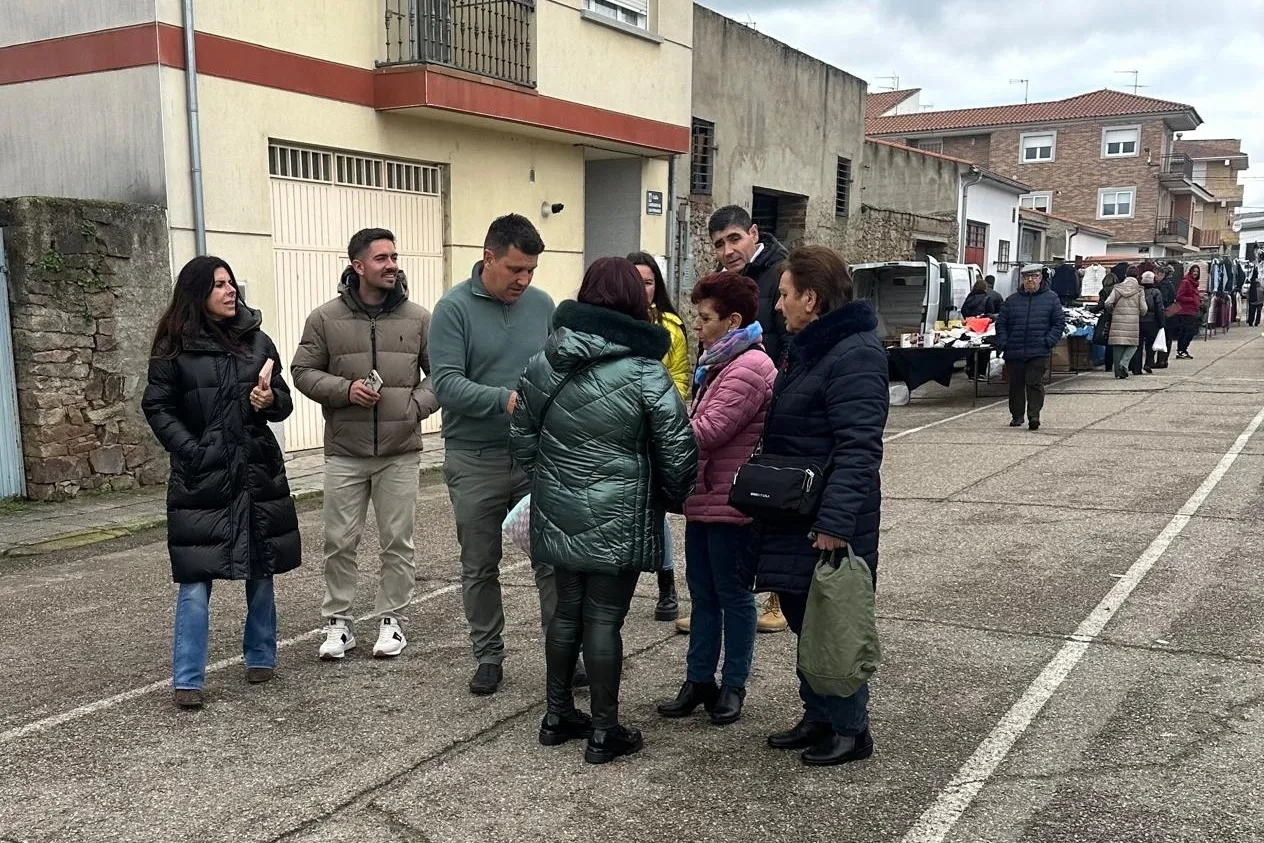 Chabela de la Torre estuvo este martes en el mercadillo de Vitigudino junto a otros miembros del equipo de Nueve Catilla y León 