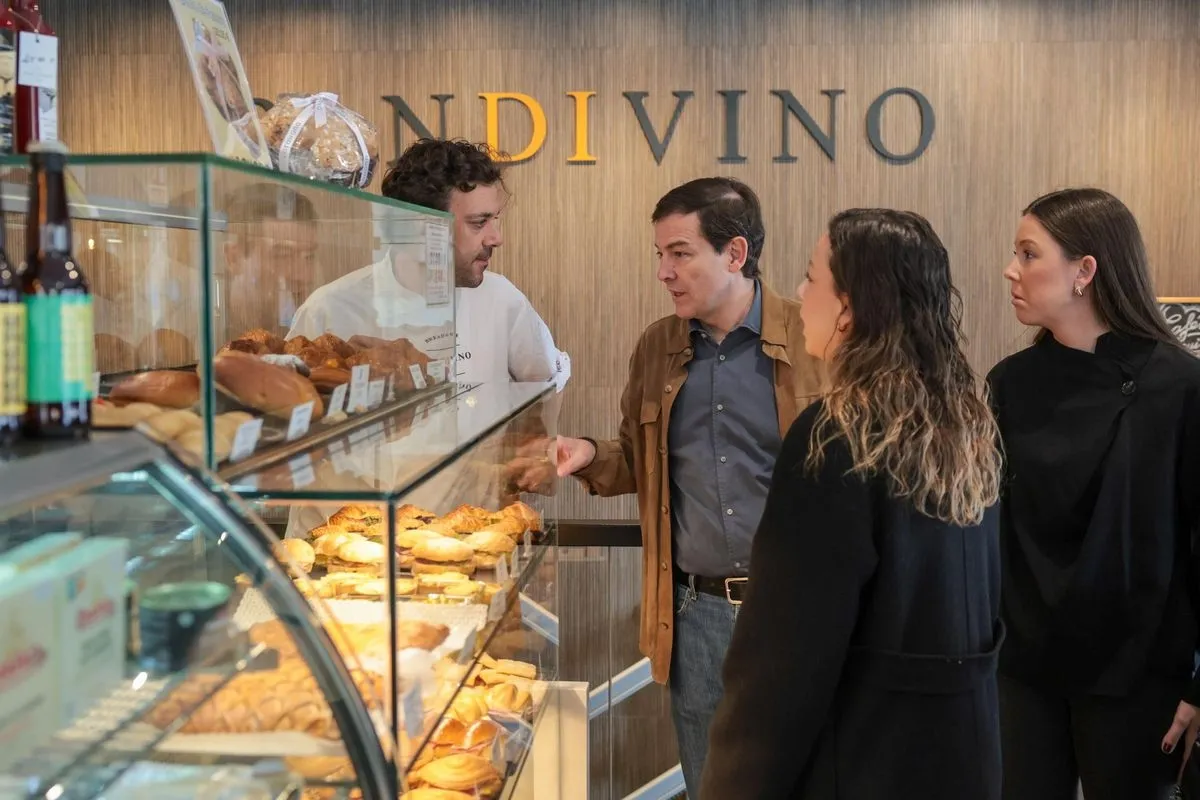 Alfonso Fernández Mañueco ha desayunado con su familia en Salamanca capital