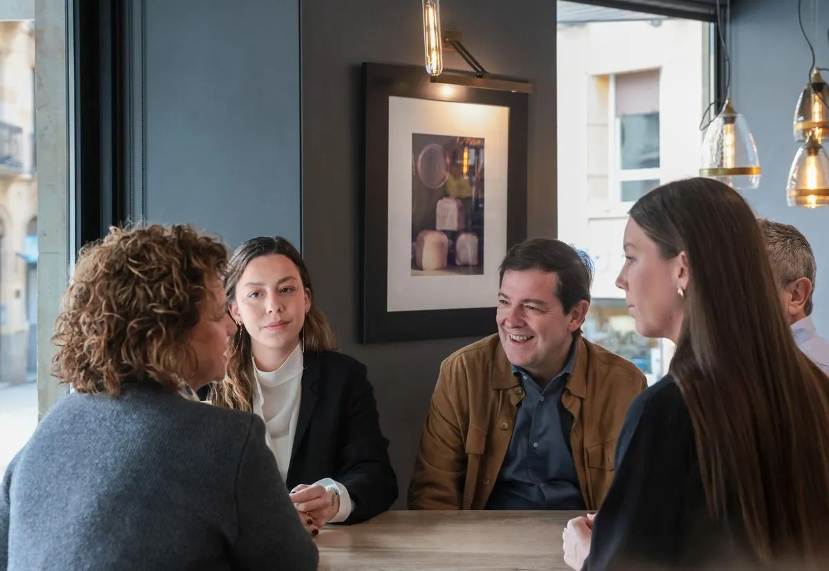 Alfonso Fernández Mañueco ha desayunado con su familia en Salamanca capital