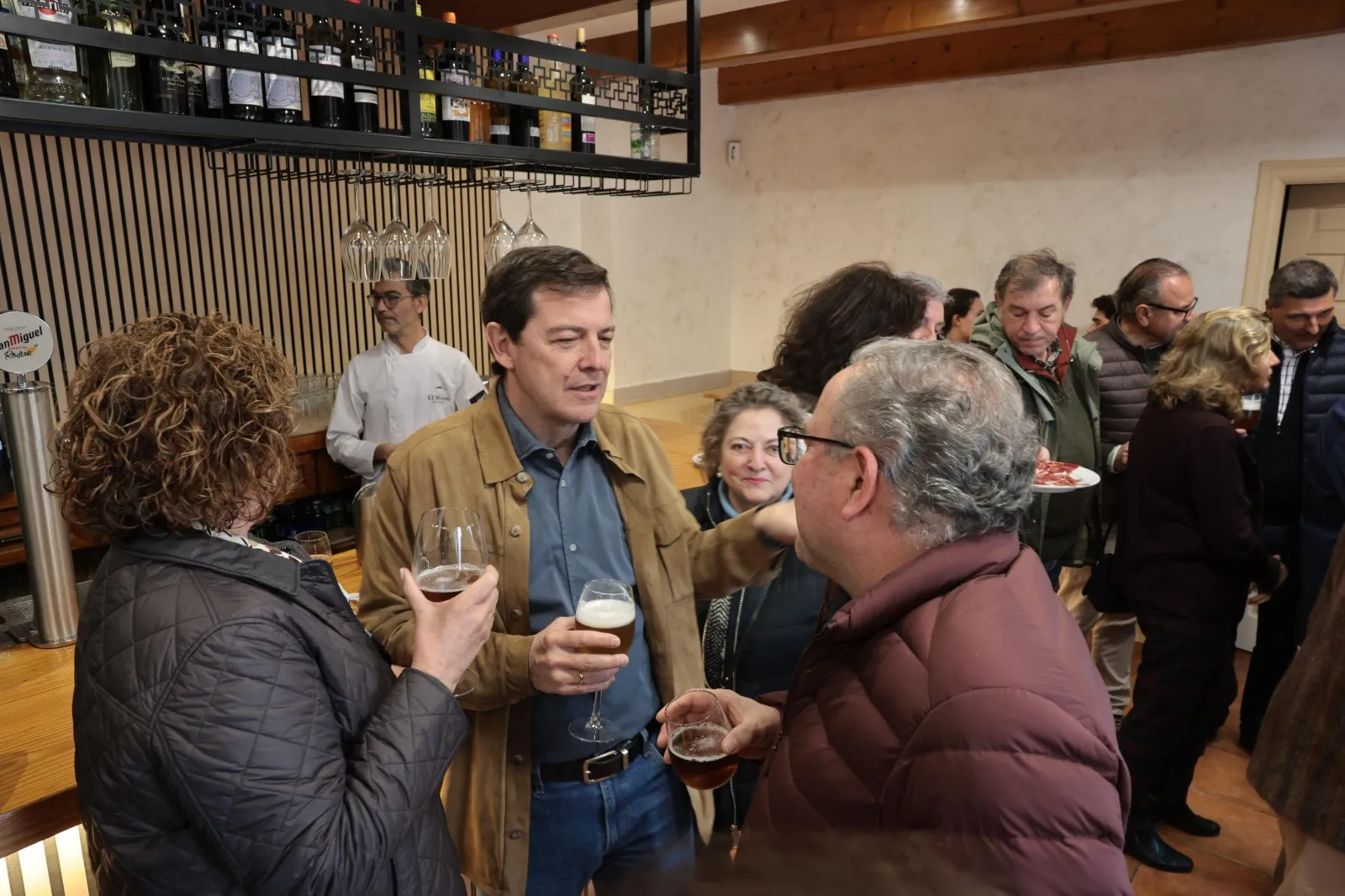 Alfonso Fernández Mañueco ha aprovechado la jornada de reflexión para comer con su familia y un grupo de amigos en un restaurante de la localidad salmantina de Aldehuela de la Bóveda