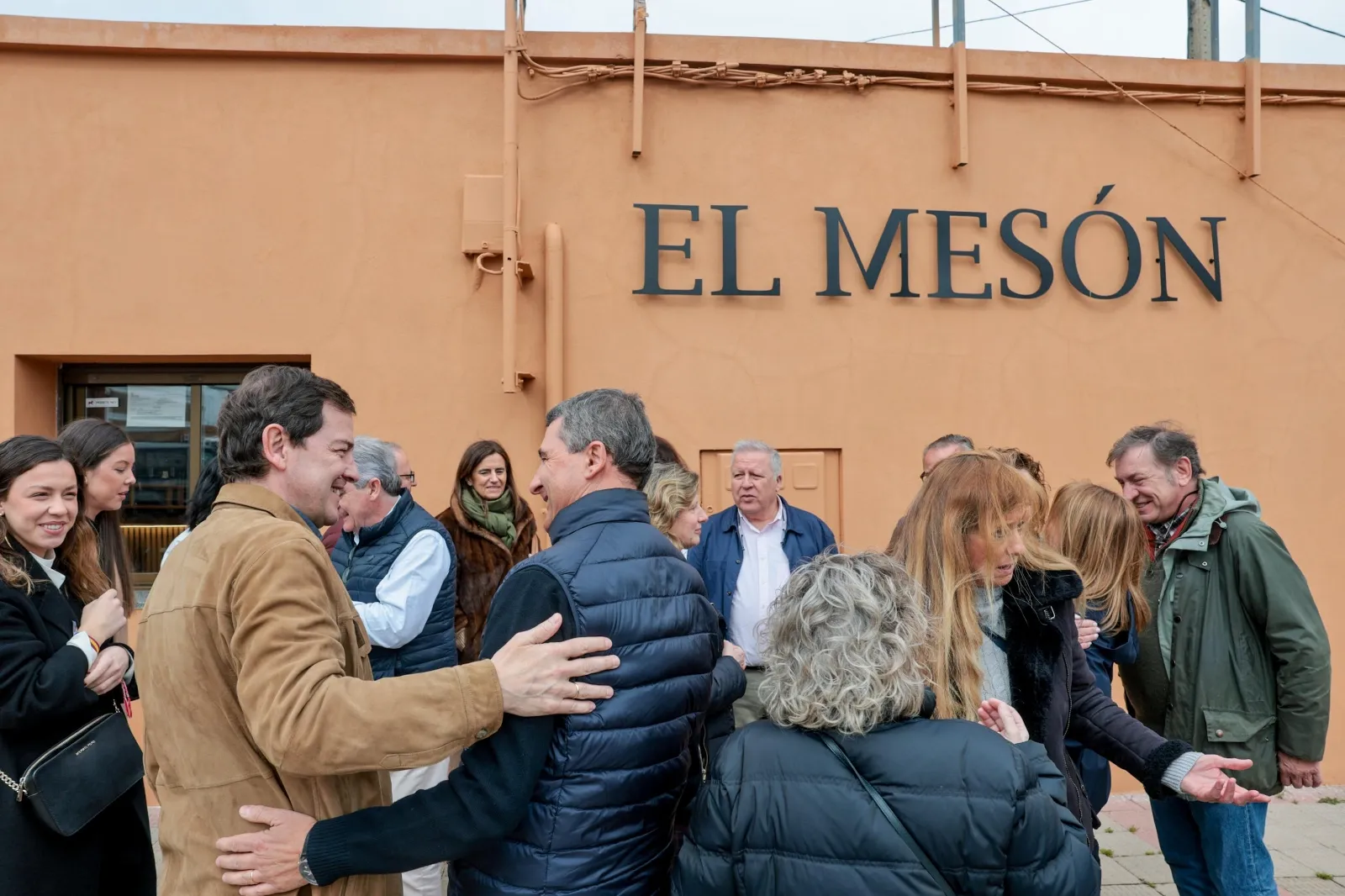Alfonso Fernández Mañueco ha aprovechado la jornada de reflexión para comer con su familia y un grupo de amigos en un restaurante de la localidad salmantina de Aldehuela de la Bóveda