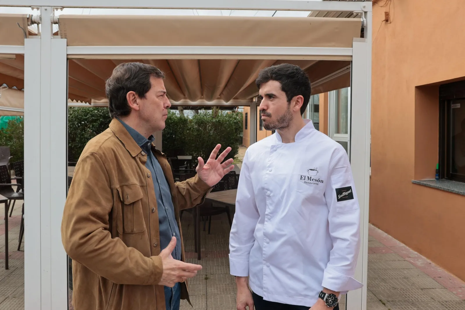 Alfonso Fernández Mañueco ha aprovechado la jornada de reflexión para comer con su familia y un grupo de amigos en un restaurante de la localidad salmantina de Aldehuela de la Bóveda