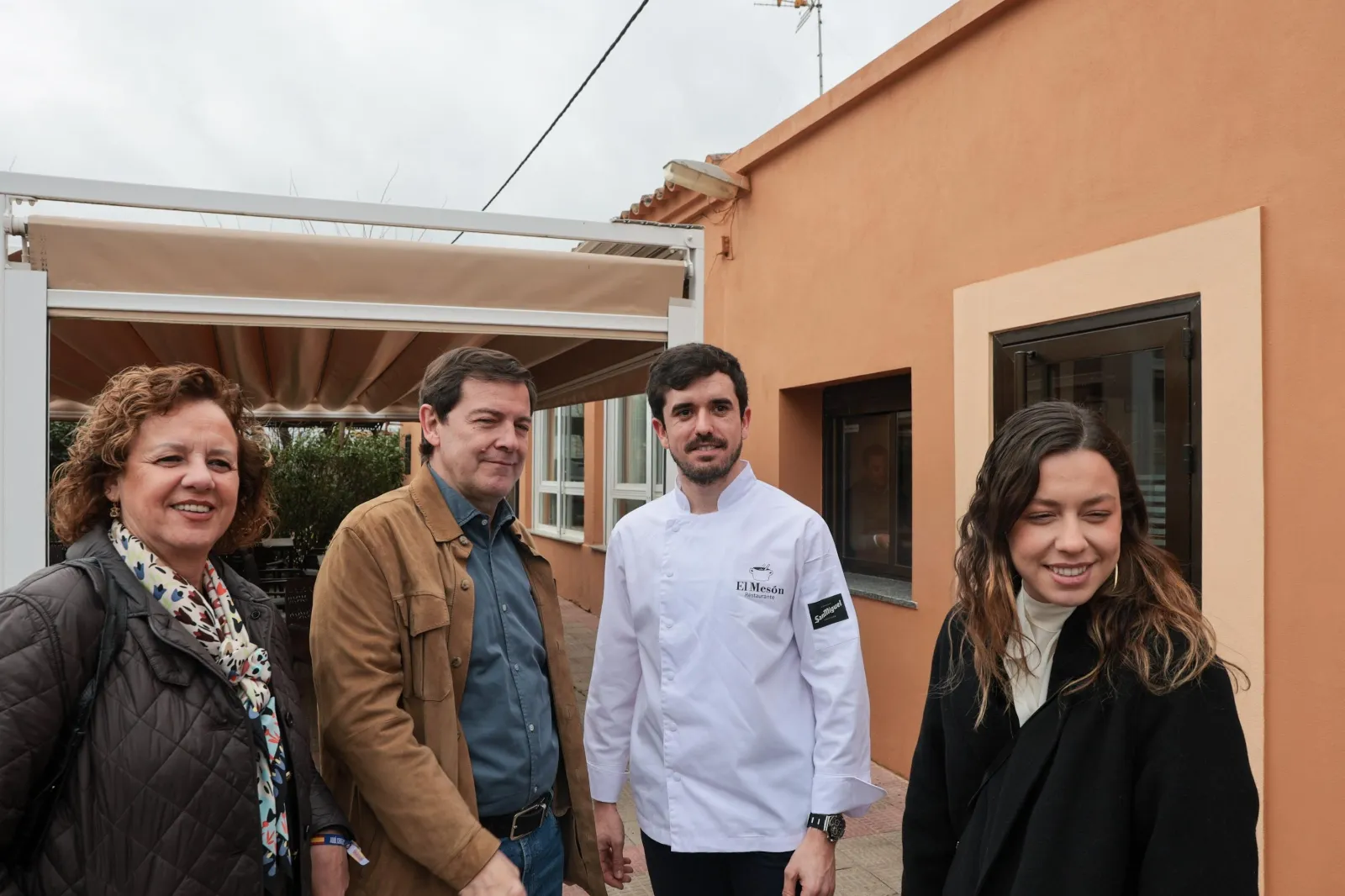 Alfonso Fernández Mañueco ha aprovechado la jornada de reflexión para comer con su familia y un grupo de amigos en un restaurante de la localidad salmantina de Aldehuela de la Bóveda
