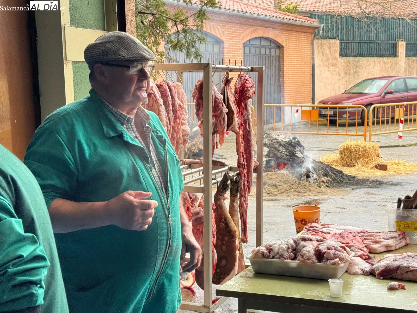 Foto 4 - Tradici&oacute;n y convivencia pueden con el frio y la lluvia en la IX Matanza de Macotera