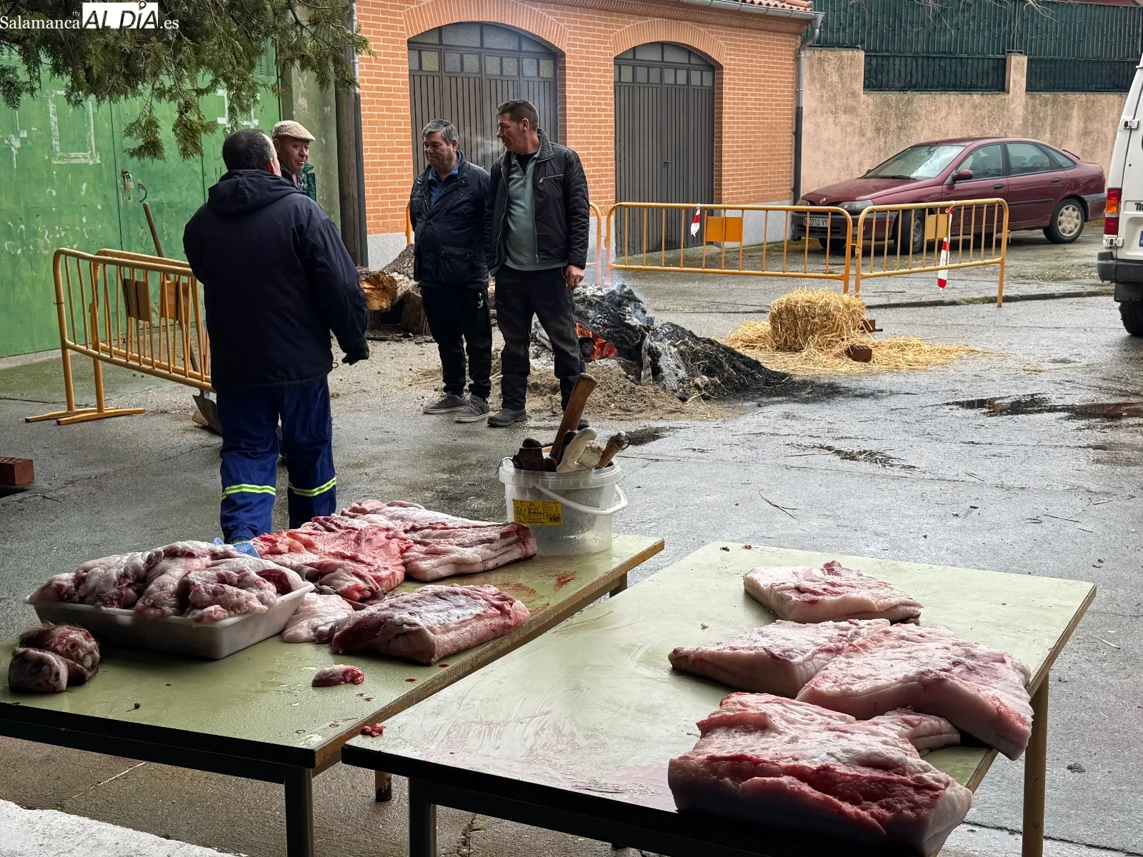Foto 8 - Tradici&oacute;n y convivencia pueden con el frio y la lluvia en la IX Matanza de Macotera