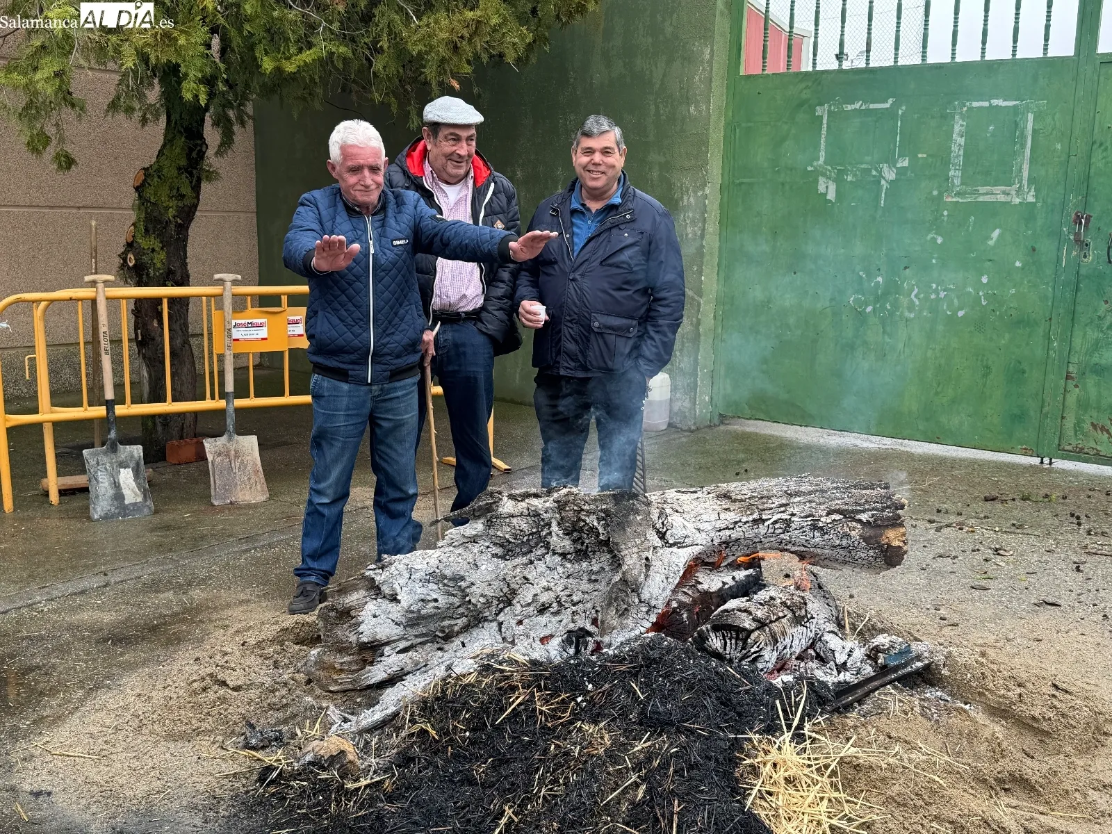 Foto 9 - Tradici&oacute;n y convivencia pueden con el frio y la lluvia en la IX Matanza de Macotera