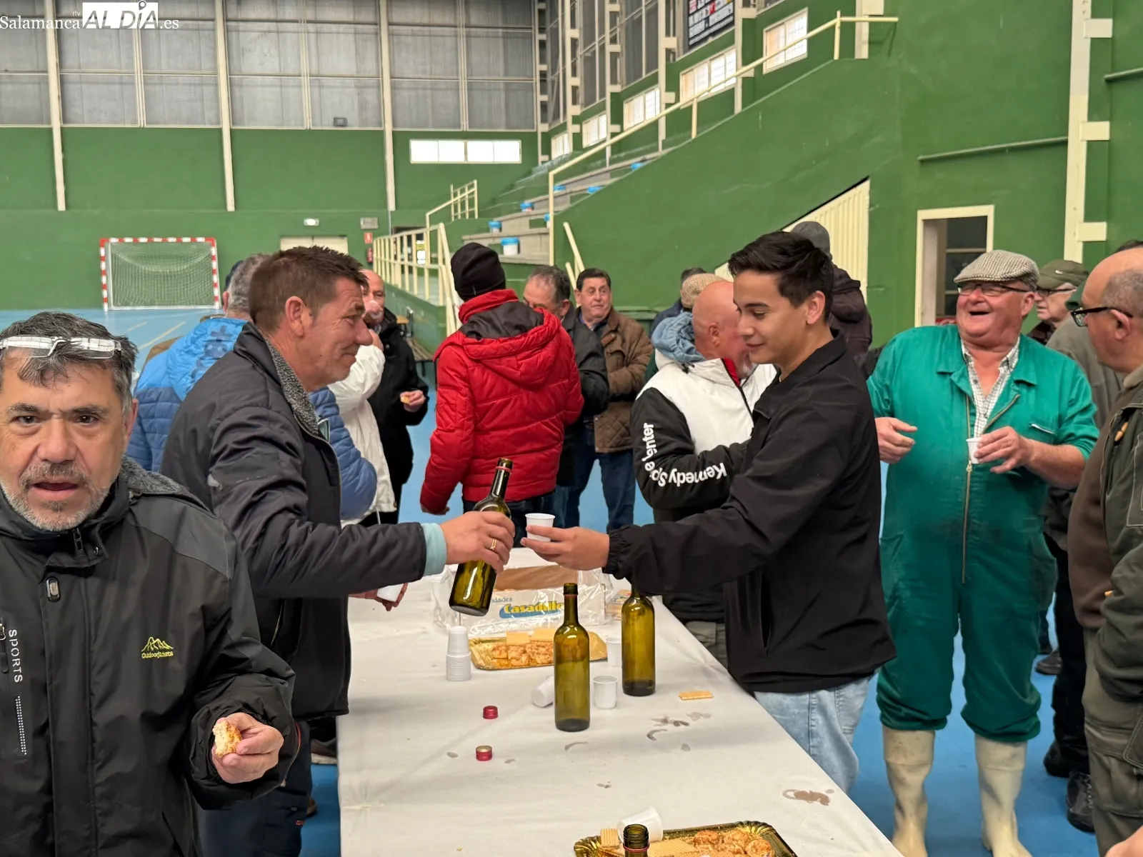 Foto 11 - Tradici&oacute;n y convivencia pueden con el frio y la lluvia en la IX Matanza de Macotera
