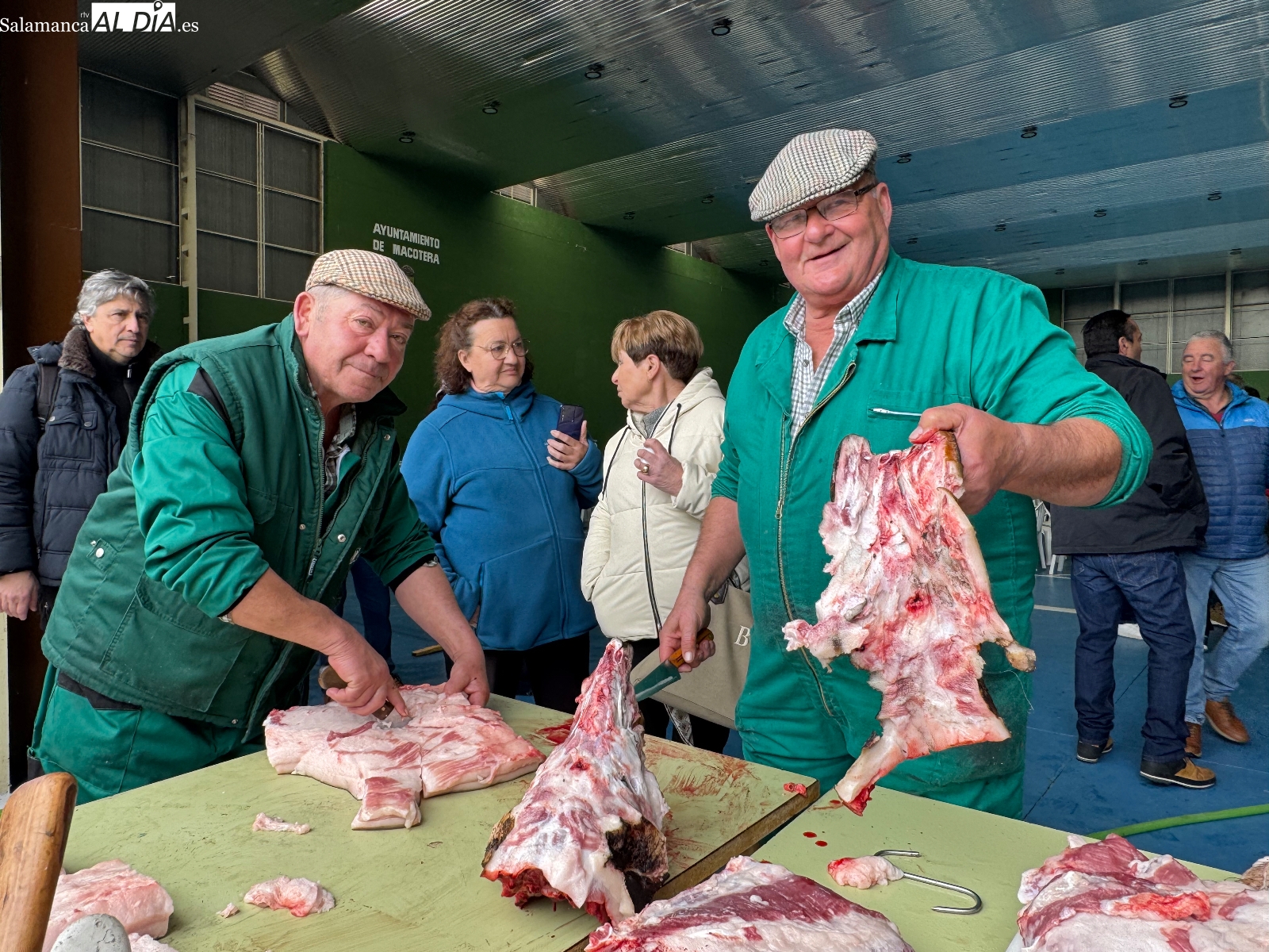 Tradición y convivencia pueden con el frio y la lluvia en la IX Matanza de Macotera
