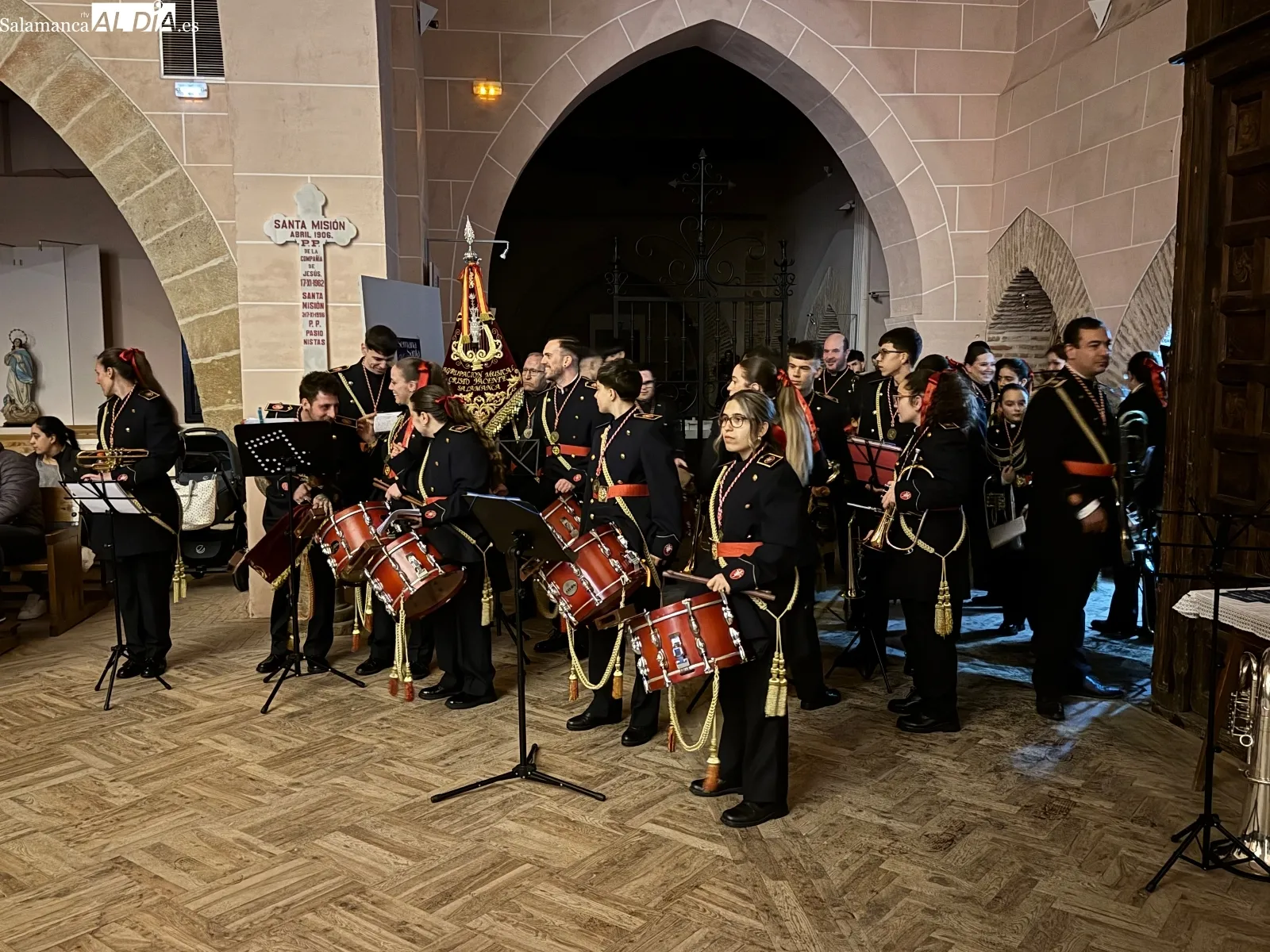 Foto 8 - M&uacute;sica y tradici&oacute;n en la esperada presentaci&oacute;n del cartel de la Semana Santa de Cantalapiedra