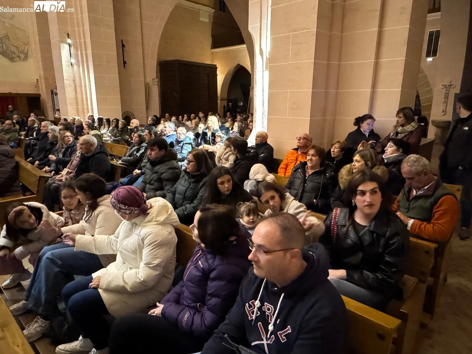 Foto 6 - M&uacute;sica y tradici&oacute;n en la esperada presentaci&oacute;n del cartel de la Semana Santa de Cantalapiedra