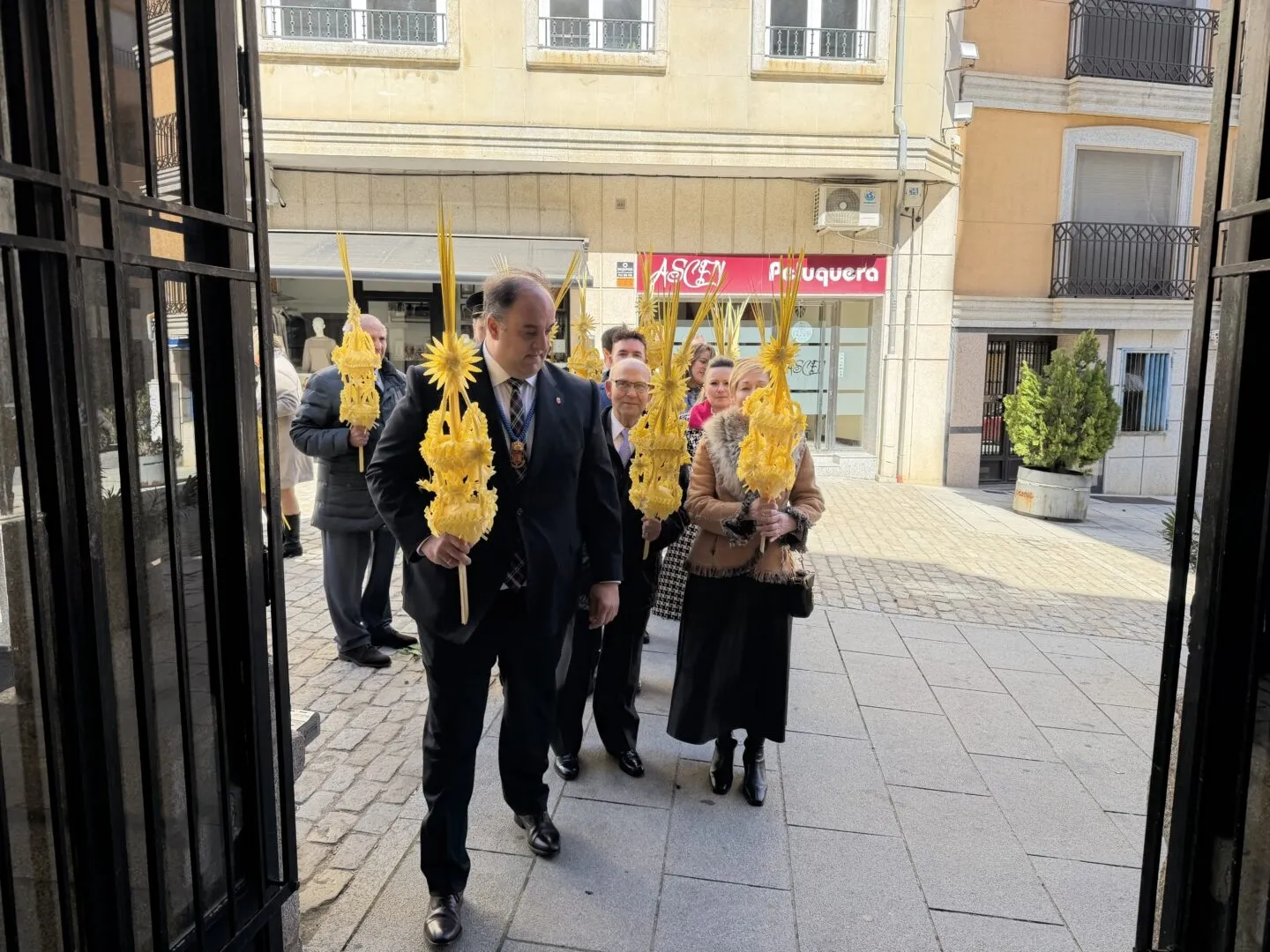 Foto 2 - Guijuelo da la bienvenida a la Semana Santa con la tradicional bendici&oacute;n de ramos