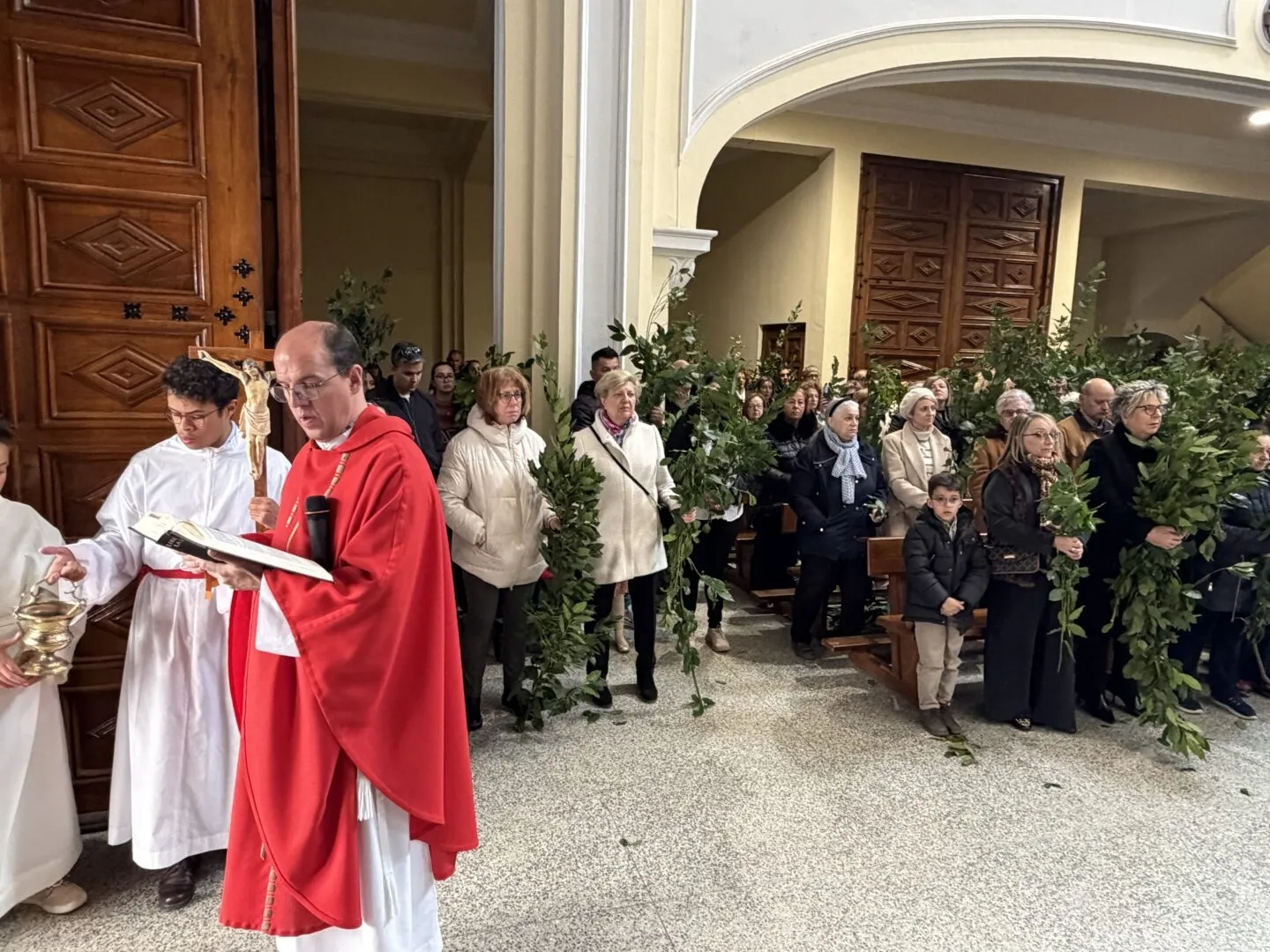 Foto 4 - Guijuelo da la bienvenida a la Semana Santa con la tradicional bendici&oacute;n de ramos